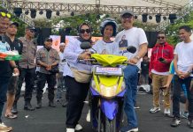 Tina Nur Alam Bagi Bagi Hadiah dan Saweran