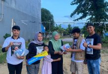 Kerabat Yudi Beri Bantuan Alat Olahraga kepada Emak-Emak di Kecamatan Puuwatu