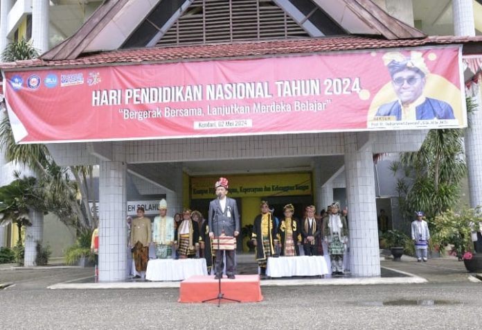 Universitas Halu Oleo (UHO) Kendari menggelar upacara peringatan Hari Pendidikan Nasional (Hardiknas), Kamis 2 Mei 2024.