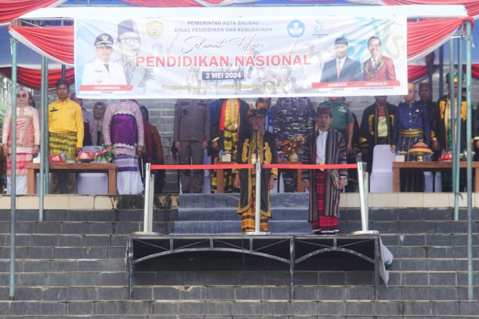 Pemerintah Kota (Pemkot) Baubau menggelar upacara peringatan hari pendidikan nasional (Hardiknas) yang dipimpin Plh Sekda La Ode Aswad di Lapangan Upacara Kantor Wali Kota Baubau, Kamis 2 Mei 2024.