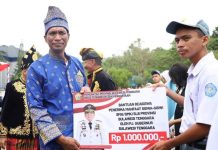 Pemprov Sultra Serahkan Beasiswa Manfaat kepada 19 Siswa
