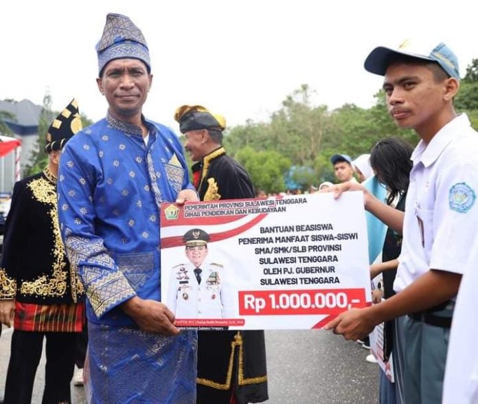 Pemerintah Provinsi (Pemprov) Sultra memberikan beasiswa manfaat bagi siswa SMA/SMK/SLB pada rangkaian acara upacara memperingati Hari Pendidikan Nasional (Hardiknas) di Kantor Gubernur Sultra, Kamis 2 Mei 2024.