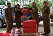 Pemprov Sultra Serahkan Bantuan Sosial kepada Korban Bencana Banjir di Konut