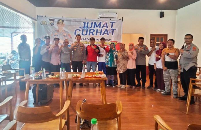 Polresta Kendari menggelar Jumat Curhat di Wilayah Kelurahan Sorumba Kecamatan Mandonga Kota Kendari, Rabu 8 Mei 2024. (Foto : Rk/Datasultra.com)