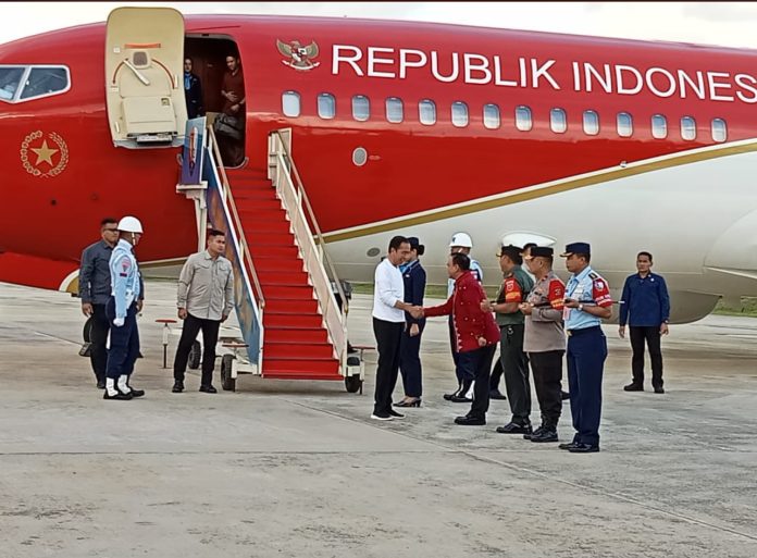 Kedatangan Presiden Ri Joko Widodo bersama Rombongan disambut oleh Pj Gubernur Sultra, Andap Budhi Revianto, Minggu 12 Mei 2024.