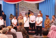 Presiden Jokowi Tinjau Stok Beras dan Bagikan Bantuan Pangan di Muna
