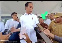 Sosok Pria Nyelonong Ditengah Preskon Presiden Jokowi di Konawe