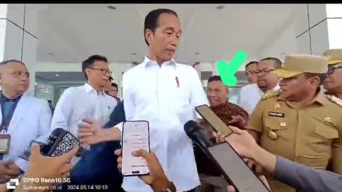 Seorang pria menggunakan baju batik menyelonong dibelakang Presiden Jokowi diadang Paspampres.