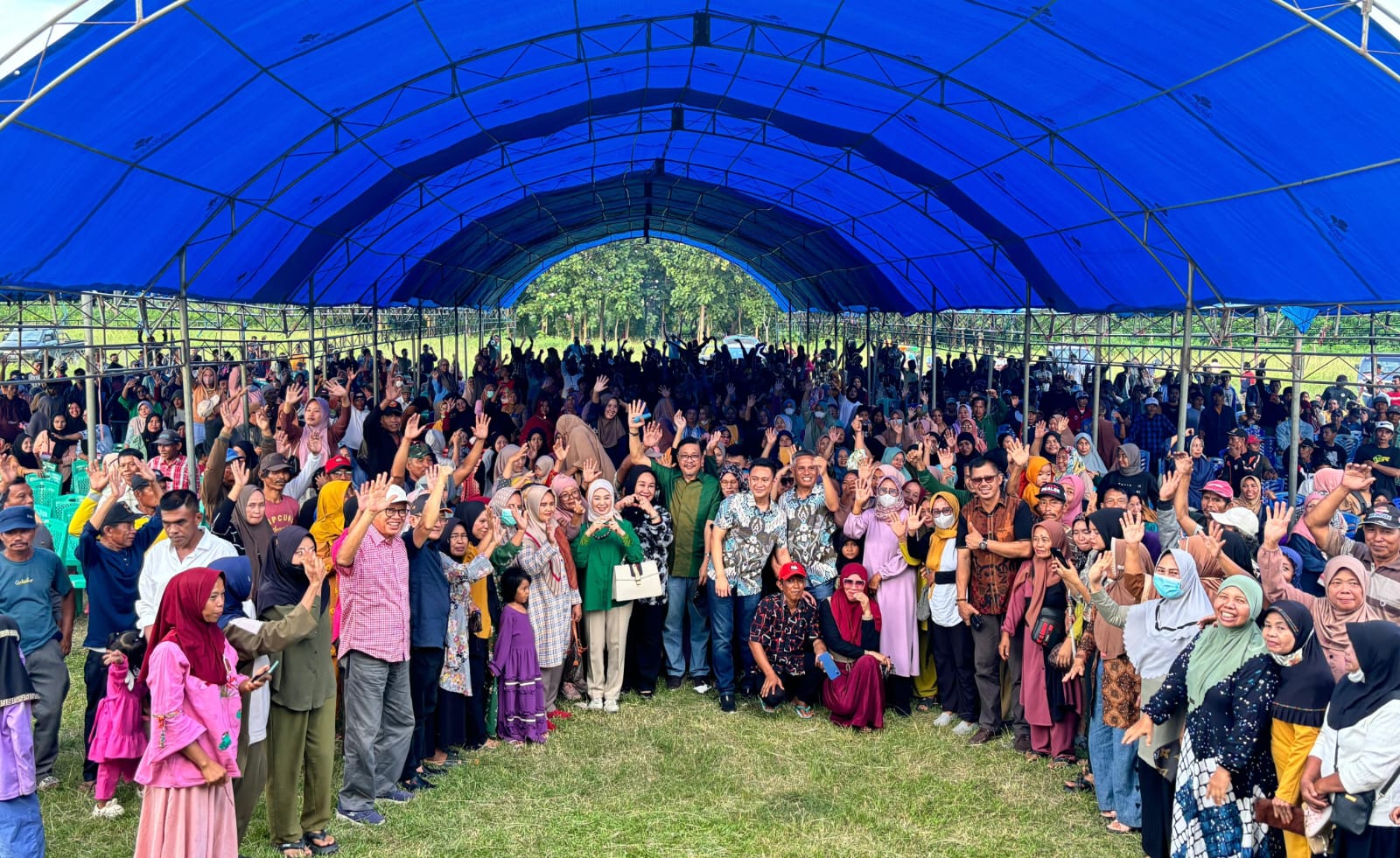 Ribuan Warga Tinanggea Tumpah Ruah Dukung Radhan-Rasyid | DATASULTRA.COM