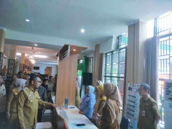 Pj Wali Kota Baubau, Rasman Manafi melakukan soft launching Mal Pelayanan Publik (MPP) Baruga yang berlokasi di Kantor Dinas Penanaman Modal dan Pelayanan Terpadu Satu Pintu (DPM-PTSP) Baubau, Senin 27 Mei 2024.