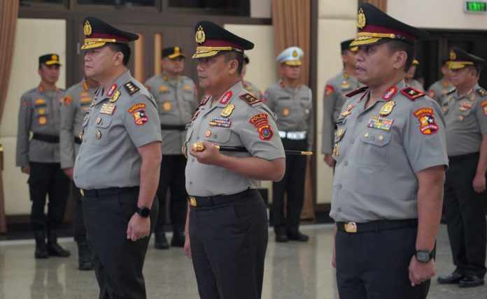 Kapolda Sulawesi Tenggara Brigjen Pol Dwi Irianto (tengah) resmi naik pangkat menjadi jenderal bintang dua atau Inspektur Jenderal Polisi (Irjen Pol).