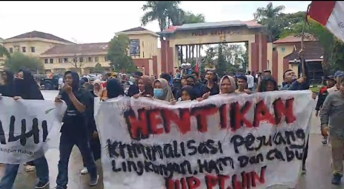 Sejumlah warga dan mahasiswa melakukan unjukrasa di Polda Sultra dan Kantor Gubernur meminta hentikan kriminalisasi warga Torobulu dan mencabut IUP PT WIN