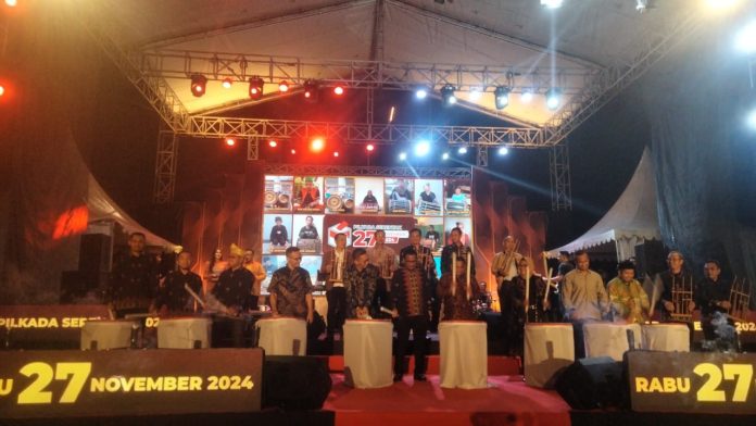 Peluncuran Tahapan dan Jadwal Penyelenggaraan Pilkada 2024 secara resmi diluncurkan, di lapangan MTQ Kendari, Kamis 13 Juni 2024. (Foto : Rk/Datasultra.com)