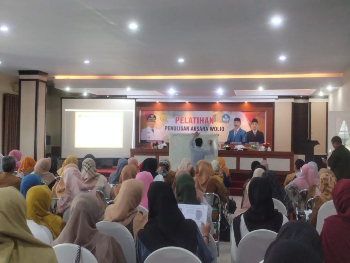 Dinas Pendidikan dan Kebudayaan (Dikbud) Kota Baubau menggelar pelatihan penulisan Aksara Wolio di Aula Hotel Galaxi Inn Baubau, Selasa 25 Juni 2024.