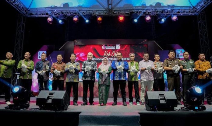 Sekda Sultra Asrun Lio menghadiri Kick Off Pengawasan Pemilihan Serentak tahun 2024 di Pelataran Eks MTQ Kendari, Senin 15 Juli 2024.