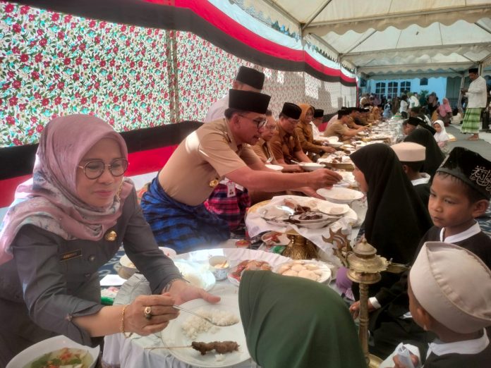 Pemkot Baubau menyelenggarakan ritual adat Pakandeana Anaana Maelu (memberi makan anak yatim piatu) di Rujab Wali Kota Baubau, Selasa 16 Juli 2024.