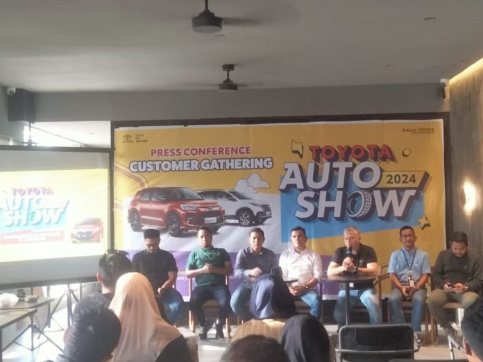 Konferensi pers kalla Toyota bersama insan Media, di salah satu Warkop Kendari Selasa 16 Juli 2024. (Foto : Rk/Datasultra.com)