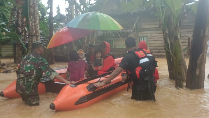 Tim SAR gabungan mengevakuasi warga yang terdampak banjir di Kecamatan Andowia, Kabupaten Konawe Utara (Konut).