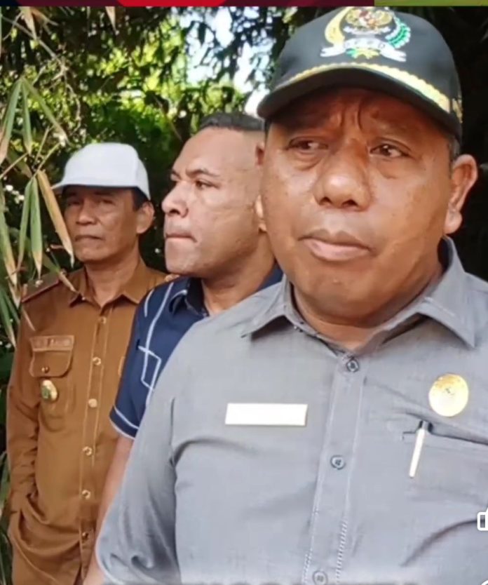 Ketua DPRD Kota Kendari, Subhan bersama Ketua Komisi III Rajab Jinik saat meninjau kondisi perumahan warga yang kerap menjadi langganan banjir.