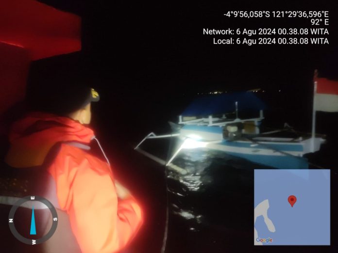 Proses pengevakuasian kapal yang mengalami mati mesin di sekitar Pulau Buaya, Kecamatan Wundulako.