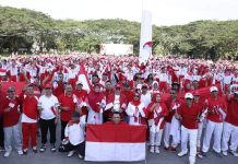 Sekda Sultra Launching Gerakan Pembagian Bendera Merah Putih di Kendari