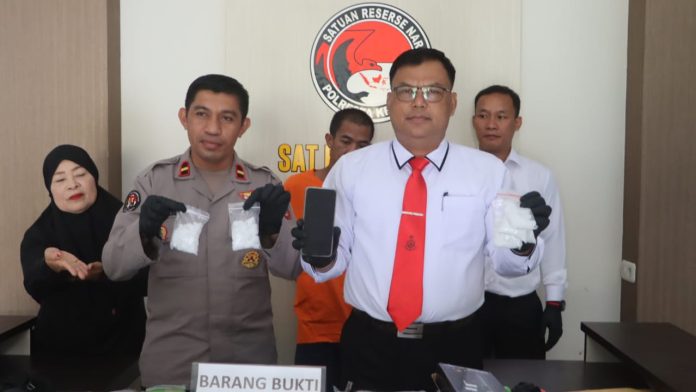 Satreskoba Polresta Kendari menggelar konferensi pers pengungkapan kasus narkotika jenis sabu sabu.
