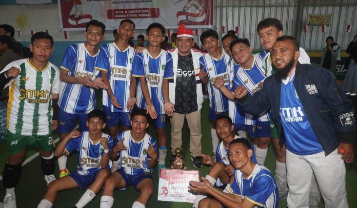 Pj Gubernur, Andap Budhi Revianto resmi menutup kompetisi futsal pelajar SMA/SMK se Sultra dalam rangka semarak peringatan HUT RI ke-79 di Garuda Futsal, Jumat 16 Agustus 2024.