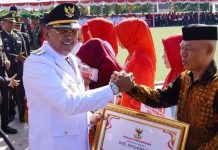 Upacara HUT RI Ke-79, Pj Wali Kota Kendari Serahkan Penghargaan Satyalancana Karya Satya kepada ASN