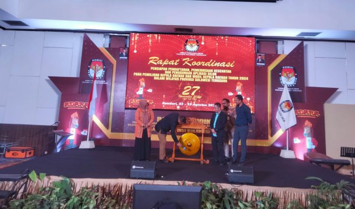 Direktur Rumah Sakit Bahteramas, Hasmudin saat menjadi pemateri, di Rakor KPU Sultra di salah satu Hotel Kendari. Foto : Rk/Datasultra.com