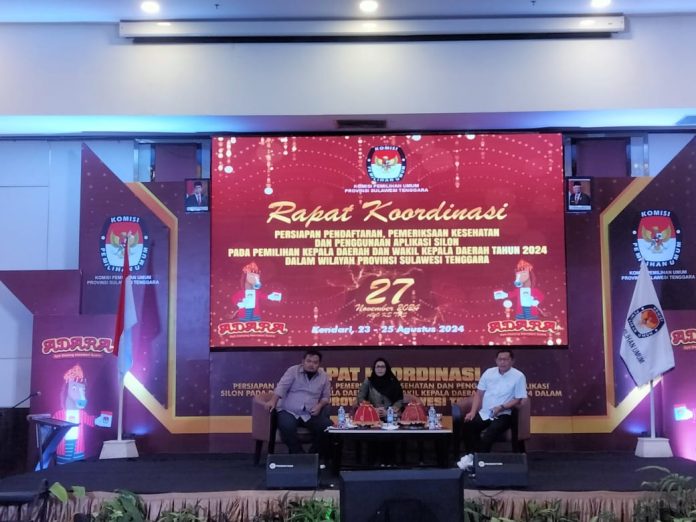 Direktur Rumah Sakit Bahteramas, Hasmudin saat menjadi pemateri, di Rakor KPU Sultra di salah satu Hotel Kendari. Foto : Rk/Datasultra.com
