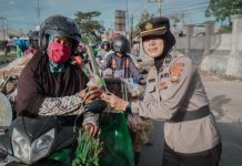 Polwan Polda Sultra Bagikan Bunga Mawar kepada Pengguna Jalan