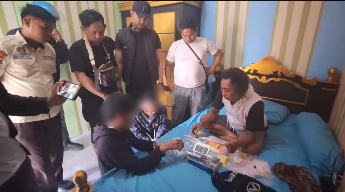 Tim Opsnal Satresnarkoba Polresta Kendari saat melakukan penggeledahan di kos-kosan tersangka di daerah Kambu, Kota Kendari.