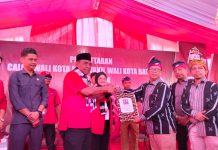 Ribuan Pendukung Antar Paslon Monianse-Ida saat mendaftar di KPU Baubau