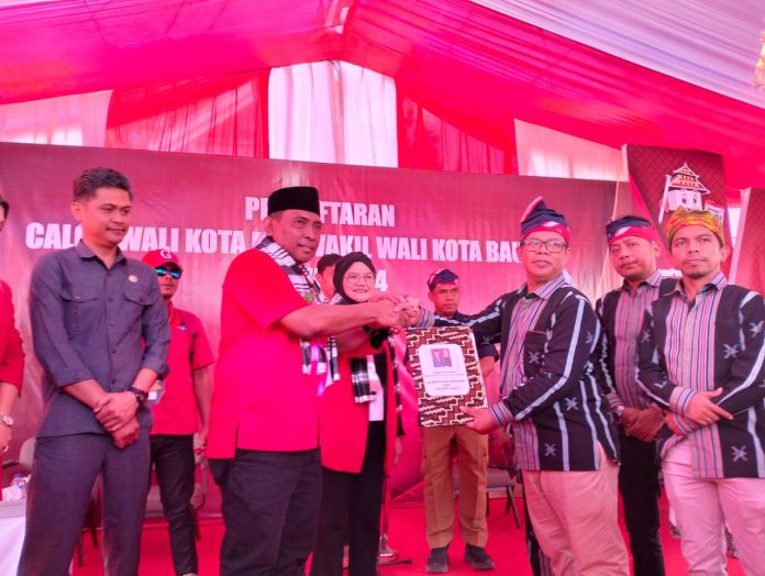 Pasangan calon Wali Kota dan Wakil Wali Kota Baubau, La Ode Ahmad Monianse dan Ida Fitri Halili resmi mendaftar di KPU Baubau, Selasa 27 Agustus 2024.
