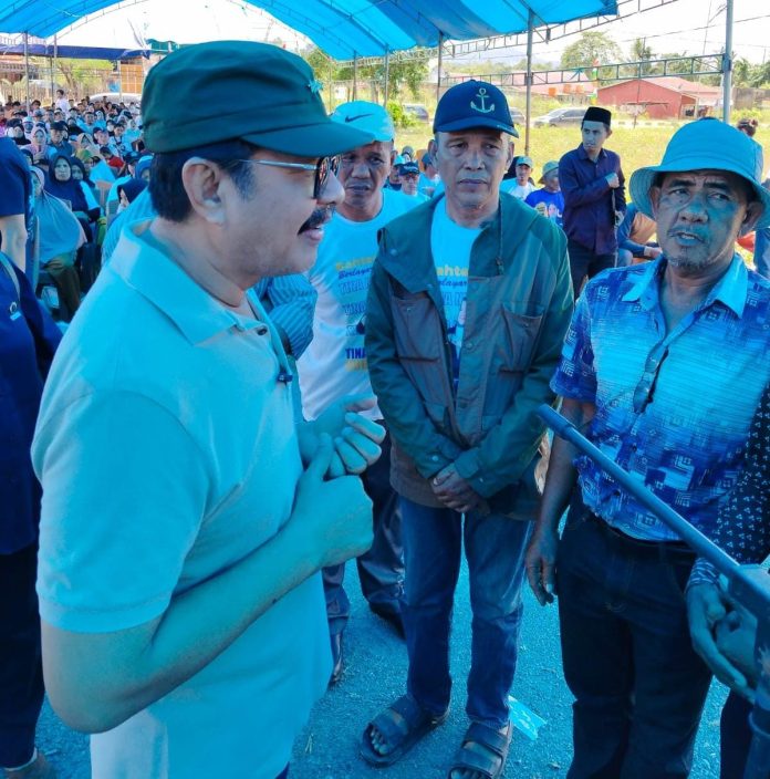 Mantan Gubernur Sultra Nur Alam usai mengukuhkan tim kerja Sahabat Tina Nur Alam (STNA) di Lapangan Terminal Lahimbua, Konawe Utara (Konut).
