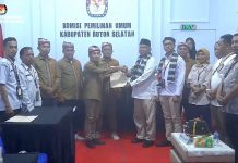 Mendaftar di KPU Busel, Berkas Paslon Adios-Risawal Dinyatakan Lengkap