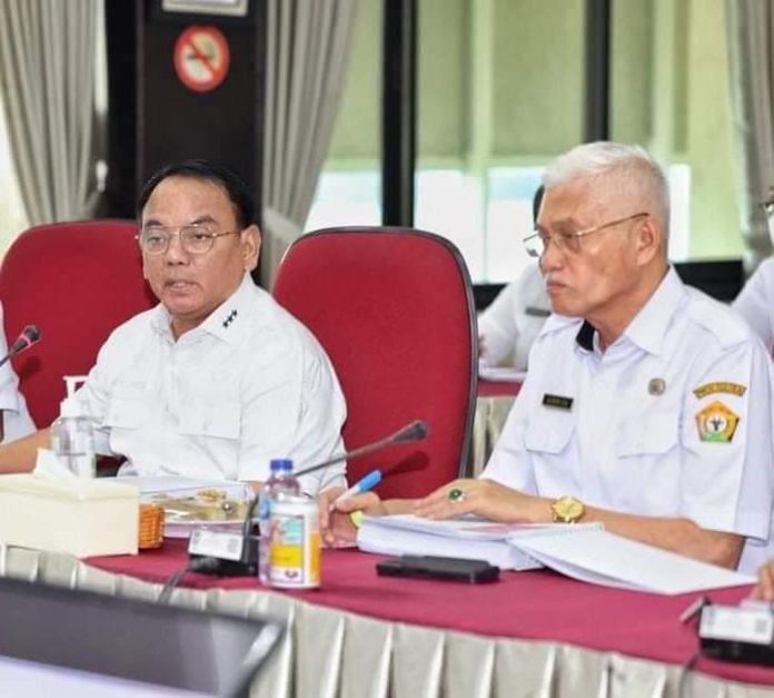 Pj Gubernur, Andap Budhi Revianto melalui Sekda Sultra, Asrun Lio mengimbau kepada seluruh masyarakat untuk tetap bijak dan tenang menyikapi informasi yang beredar terkait virus Jembrana pada Hewan Ternak Sapi di Kabupaten Bombana.