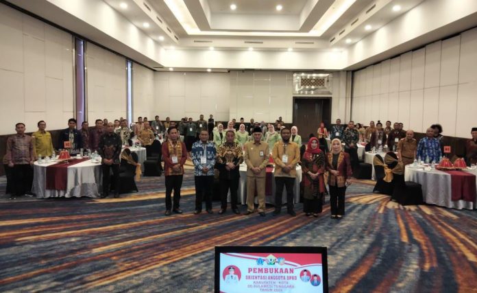 Anggota Dewan Kota Kendari dan Kabupaten Konawe Selatan mengikuti orientasi angkatan I, di salah satu Hotel Kendari, Senin malam 23 September 2024.