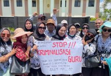 Ratusan Guru PGRI Sultra Sambangi PN Andoolo, Minta Bebaskan Supriyani