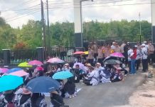 Ratusan PGRI Sultra Lakukan Aksi Teaterikal dan Pembacaan Yasin di Depan PN Andoolo
