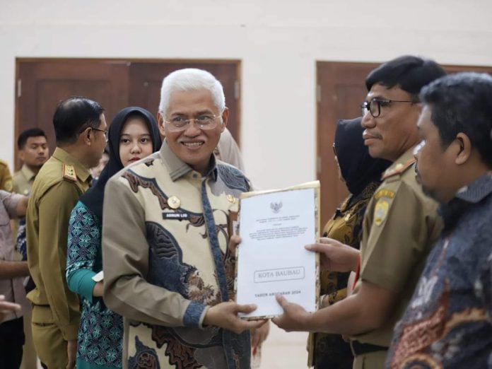 Pj Gubernur yang diwakili Sekda Asrun Lio membuka kegiatan Sosialisasi Regulasi Bidang Keuangan Daerah di Nirwana Buton Villa Kota Baubau, Selasa 29 Oktober 2024.