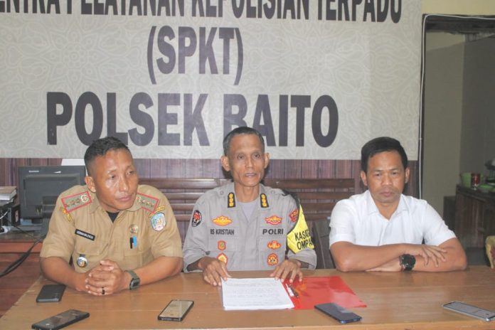 Kabid Humas Polda Sultra Kombes Pol Iis Kristian SIK (tengah) bersama Dirreskrimum Polda Sultra Kombes Pol Dody Ruyatman SIK (kanan ujung) dan Kepala Seksi Pemerintah Kecamatan Baito Herwan Malengga (kiri ujung) menjelaskan soal dugaan penembakan kaca mobil dinas camat Baito. Foto : Istimewa