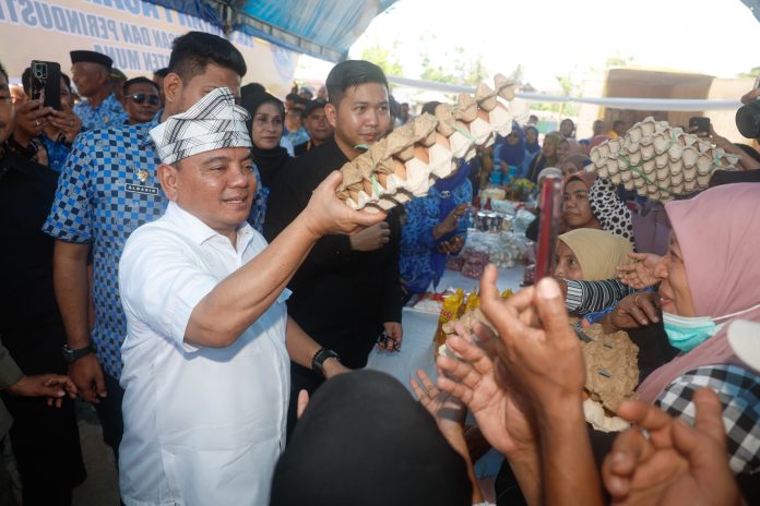 Penjabat (Pj) Gubernur Sulawesi Tenggara (Sultra), Andap Budhi Revianto melanjutkan agenda kunjungan kerjanya di Kabupaten Muna dengan memberikan bantuan kepada masyarakat serta meninjau Gerakan Pasar Murah (GPM) di Taman Langit, Kamis 17 Oktober 2024.