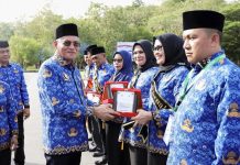 Peringatan HUT Korpri 2024, Sekda Sultra Serahkan Penghargaan Satyalancana Karya Satya, SK Pensiun, dan Apresiasi Kafilah MTQ