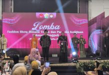 Fashion Show Dekranasda Sultra, Ridwan Badallah dan Istri Tampilkan Busana Motif Lobster Asal Busel