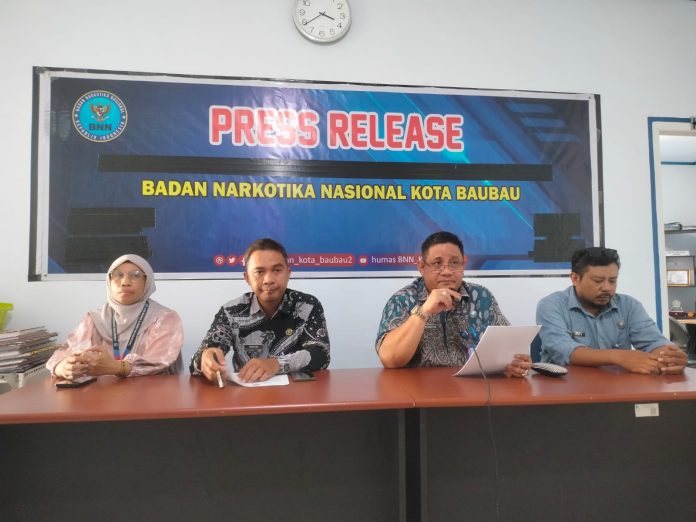 Konferensi pers capaian kinerja BNN Kota Baubau tahun 2024 di Kantor BNN Kota Baubau, Jumat 27 Desember 2024.
