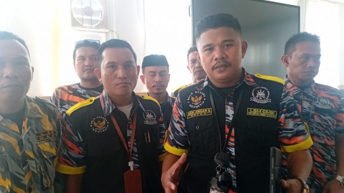 Ketua GMBI Sultra, Muh Ansar S SH (pertama dari kanan).