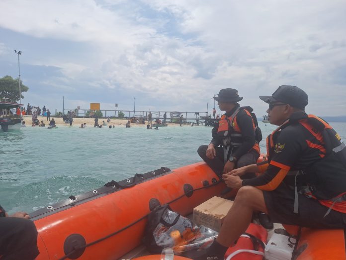 Siaga SAR khusus nataru saat melakukan pemantauan di tempat wisata.