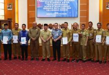 Pj Gubernur Sultra Serahkan Naskah Akademik dan Draf Raperda Tata Kelola Pemerintahan Berbasis Data Presisi