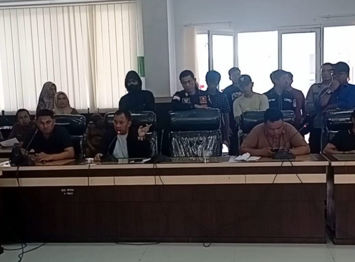 Warga Punggolaka yang terdampak banjir lumpur mengadu ke DPRD Kendari, Selasa (21/01/2025).